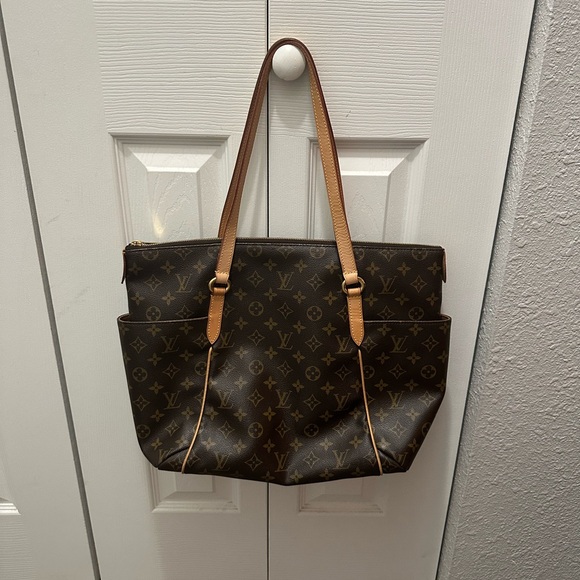 Louis Vuitton Handbags - Louis Vuitton Totally tote monogram MM